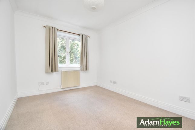 Flat to rent in Friern Park, North Finchley