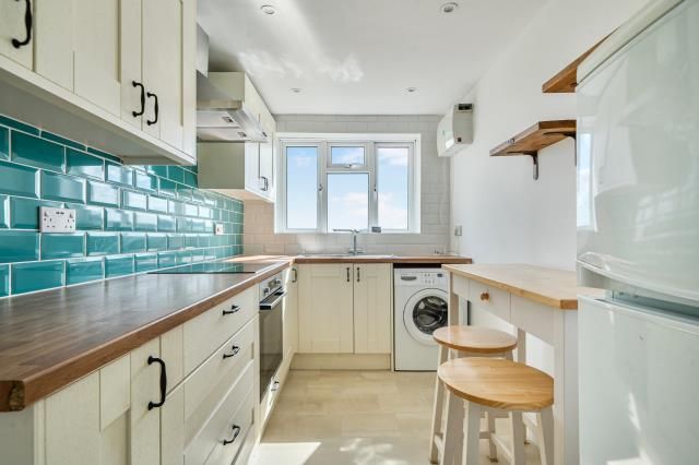 Flat 1a Rose Court,, Chessmount Rise, Chesham photo 4