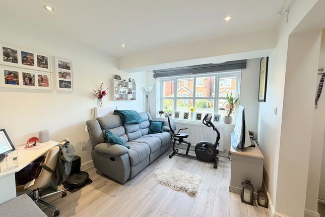 30, Rowan Crescent, Hyde photo 3