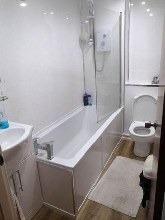3 Bedroom Flat To Let, Leyden Court, West End photo 5