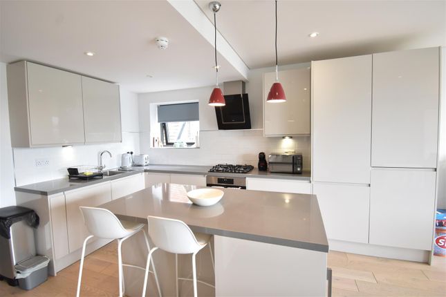 Flat 3, 55, Wolsey Road, Esher photo 4