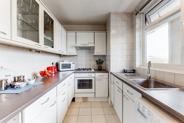 61 James Hammet House, Ravenscroft Street, London photo 3