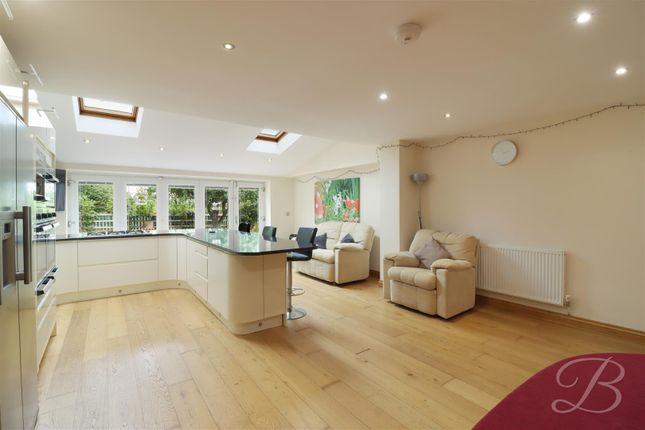 2, Bourne Mill Close, Chesterfield photo 3