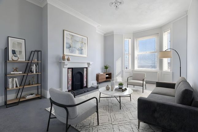 Flat 2, 23 Wellington Esplanade, Lowestoft photo 2