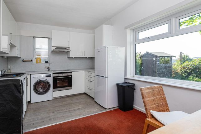 5, Ryefields Avenue, Huddersfield photo 2
