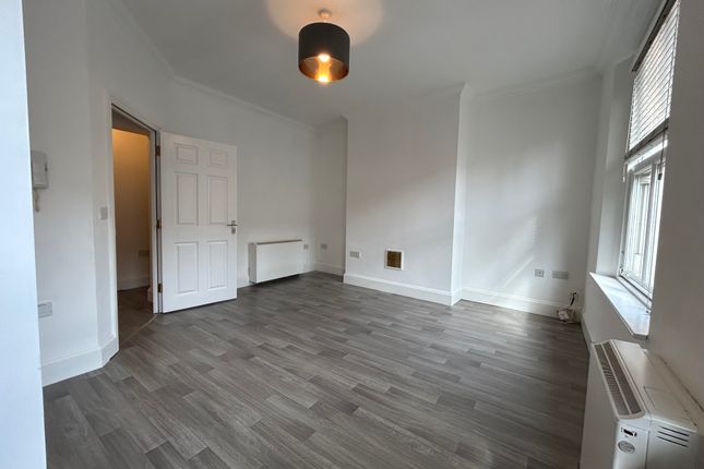 Flat to rent in Cricklade Street, Swindon