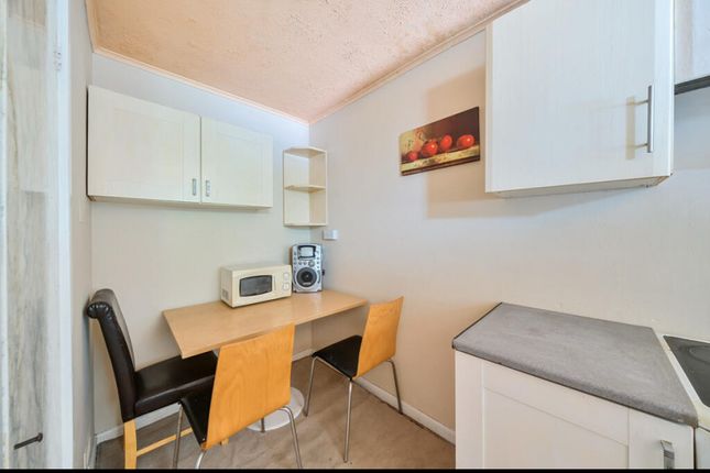 378, Milwards, Harlow photo 4