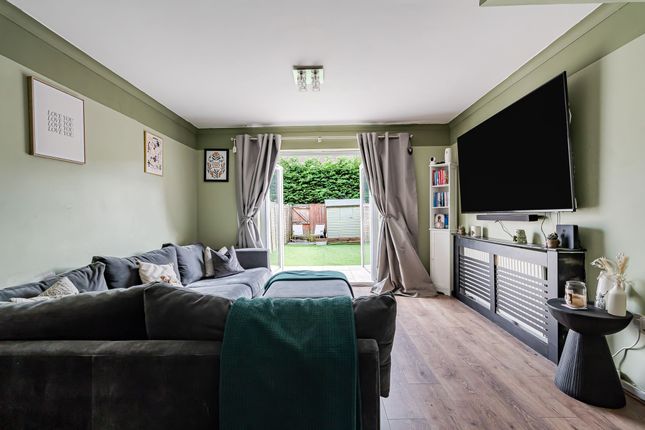 18 Pheasant Close, Swindon photo 4