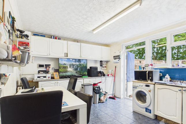 31, Milwards, Harlow photo 2