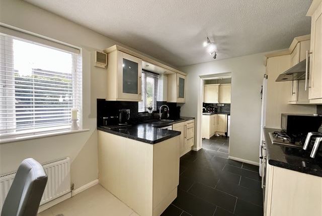 10, Whitehead Close Dinnington, Sheffield photo 2