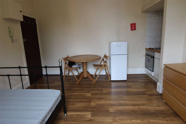 First Floor Mid Room, 15, Wellesley, London photo 4