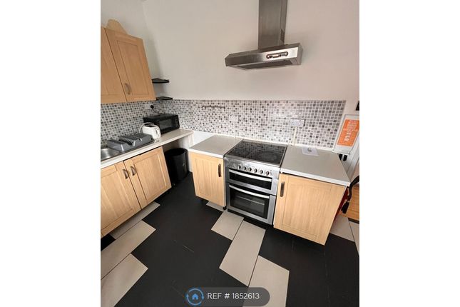 Flat Over, A Bobbers Mill Road, Nottingham photo 5