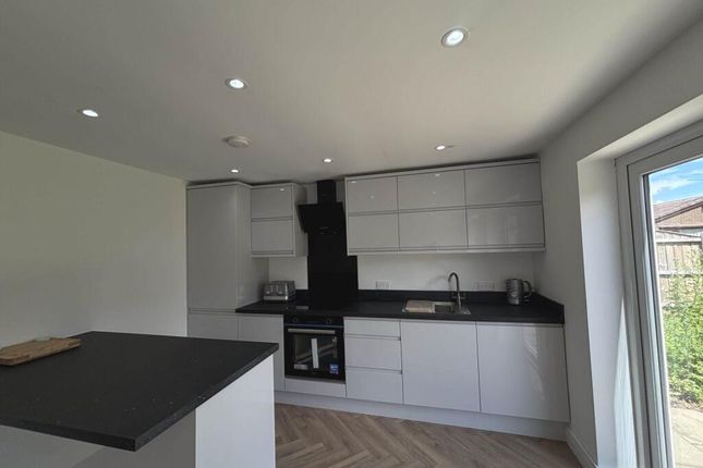 2, Tulip Close, Oldham photo 5