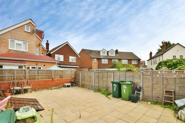 Flat 4, 136, Chesterfield Road, Middlesex photo 4