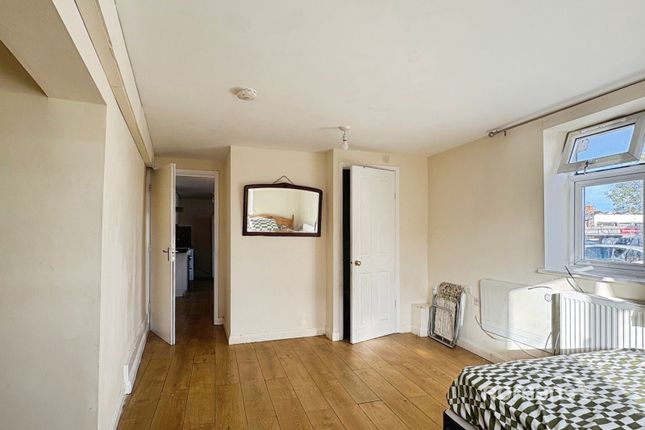 Ash Road, Hampshire photo 5