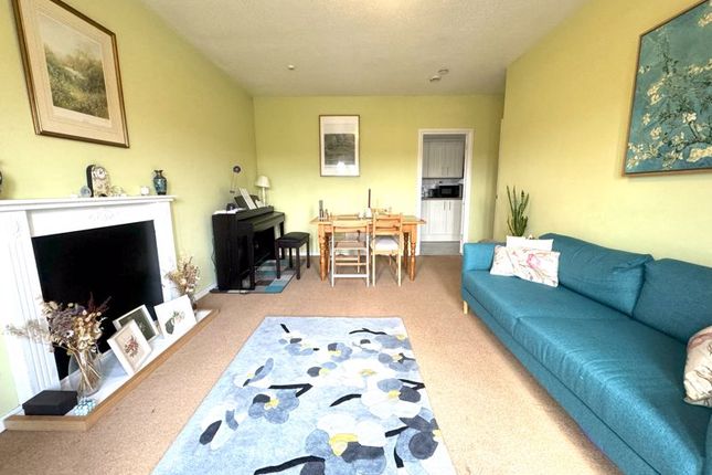 Flat to rent in Winter Lodge, Fern Walk, London