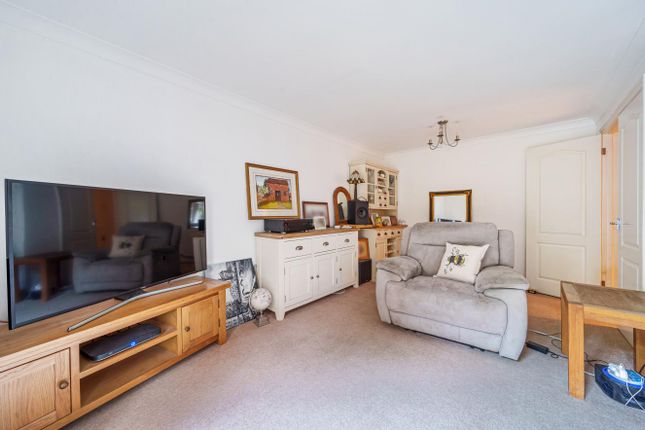 Flat to rent in Cadogan Court, Portsmouth Road, Camberley