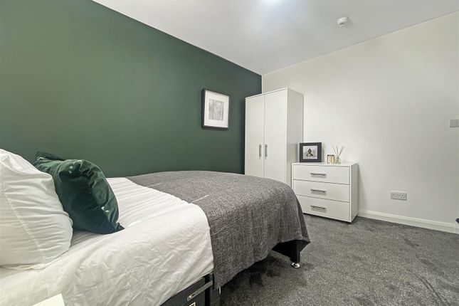 Room 4, 35 Military Road, Colchester photo 3