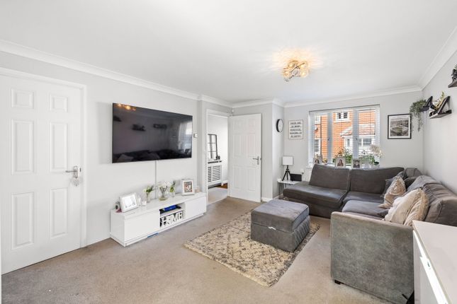2, Knights Mead, Lingfield photo 4
