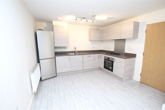 Thumbnail Flat to rent in Holly Acre, Dunstable, Bedfordshire