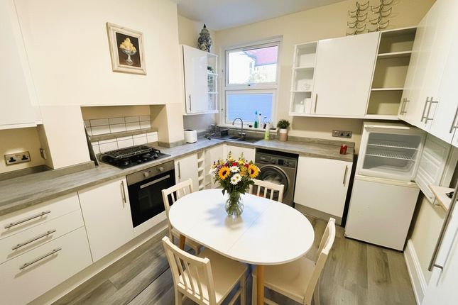 88 Oaklands Road, London photo 4