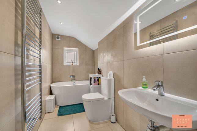 8 The Avenue, Caerphilly photo 4