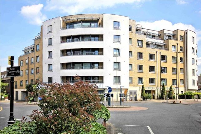 Flat to rent in Chertsey Road, Woking