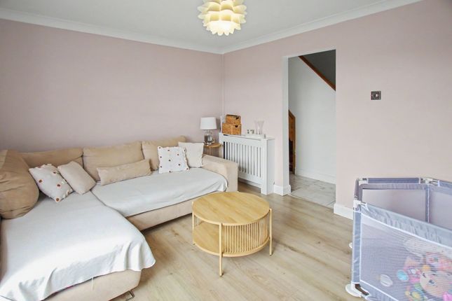 47, Glan Ffrwd, Caerphilly photo 3