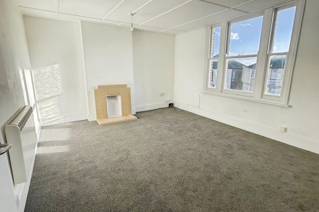 3-bed flat on Victoria Place, Colchester, £1,250/mo