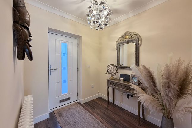 8 Nightingale Gardens, Pontypridd photo 2