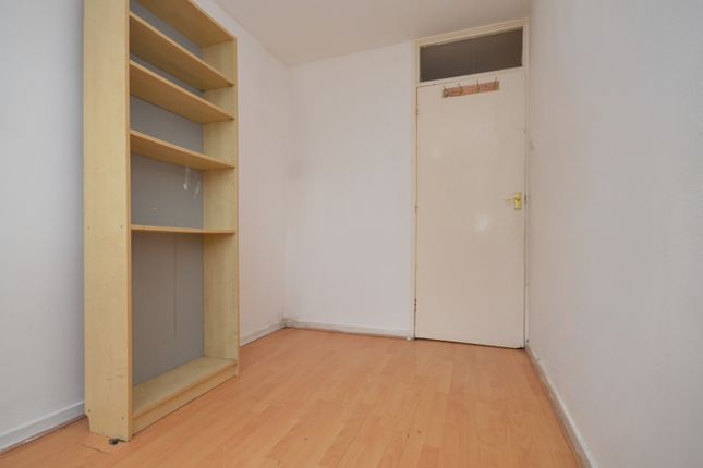 19 Ada Gardens, Stratford, London photo 4
