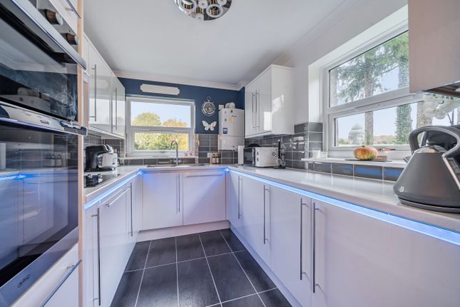 10 Pine Court,, Lymington Bottom, Alton photo 3