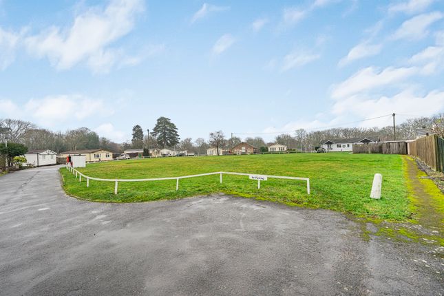 25, Wyatts Covert, Uxbridge photo 3