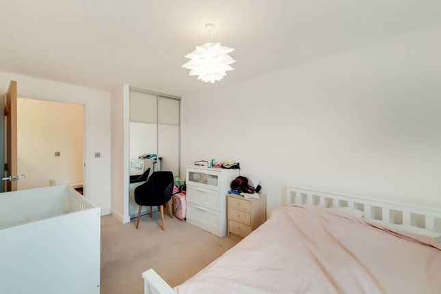 Thumbnail Flat for sale in East Street, Elephant And Castle, London