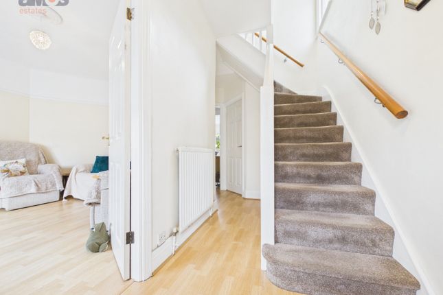 40 Edinburgh Avenue, Leigh-On-Sea, Essex photo 4