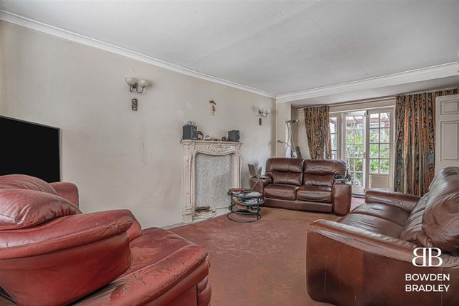 29 Theydon Grove, Woodford Green photo 3
