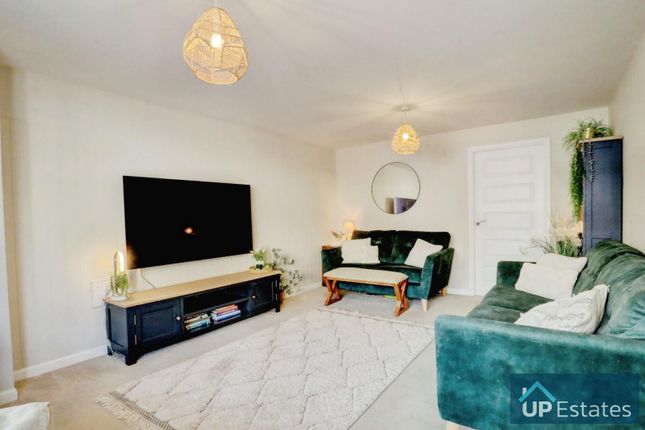 21, Cowley Meadow Way, Crick photo 4