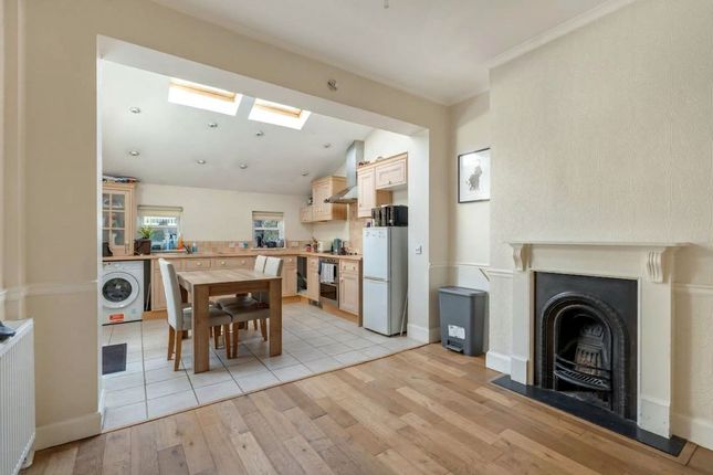 104 Hartfield Road, London photo 4