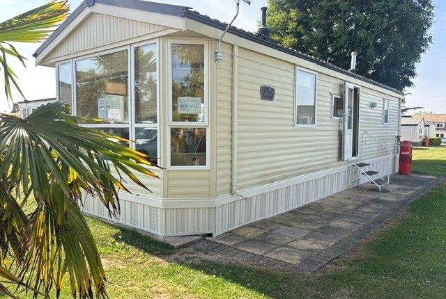 2-bed caravan on N Dumbledore,, Eastland Meadows Country Park, Southminster, £25,000