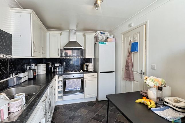 60, Swaffer Way, Ashford photo 3