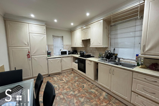 4, Richmond Crescent, Staines-upon-thames photo 2