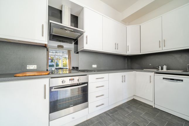 Flat 2, 20, Holmbush Road, London photo 3