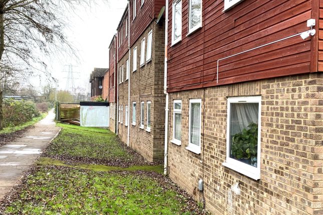 Thumbnail Flat to rent in Rochfords Gardens, Slough