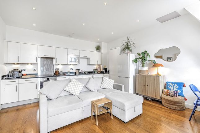 Flat 419, 130, Clapham Common South Side, London photo 3