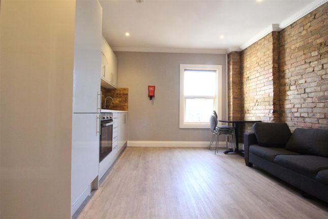 Flat to rent in Wood Street, Walthamstow