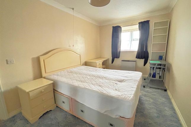 Flat 46, St. Georges Court, Addlestone photo 5