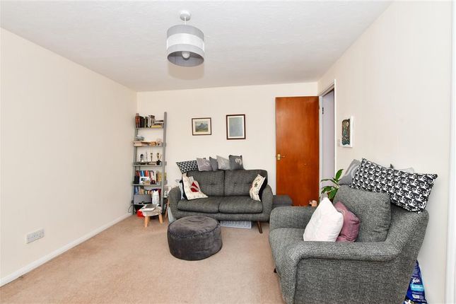 Flat for sale in Springfield Drive, Ilford, Essex
