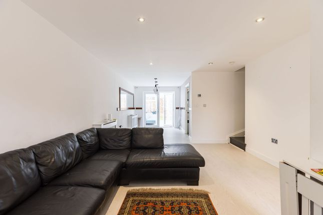 Vulcan close, Beckton photo 4