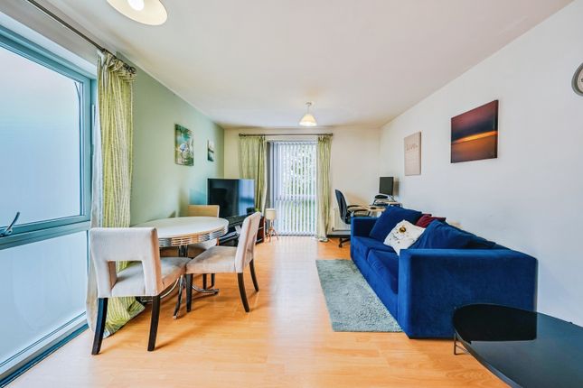 6, Dulcie Close, Greenhithe photo 3