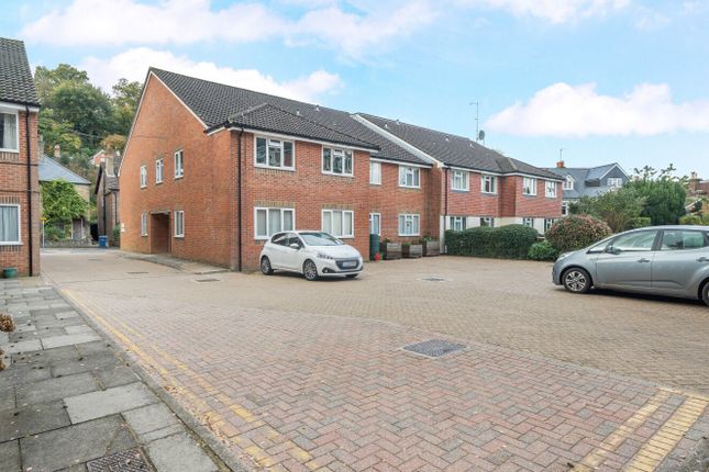 15 Stuart Court,, Town End Street, Surrey photo 4